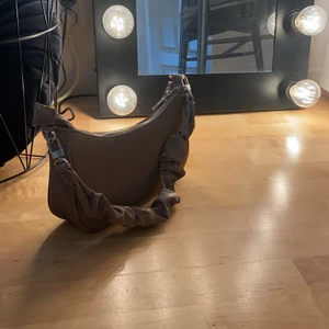 Bik bok, handväska - Säljer denna brun-beiga coola väska. Väskans material är något glansigt. Använd få gånger och säljs för 80kr+ frakt👜🤎