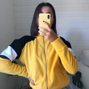 Gul tröja - Jättefin tröja med fleece material. Supermysig! ❤️‍🔥