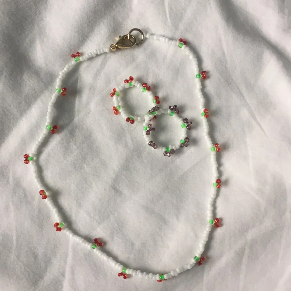 Söta accessoarer med körsbär och vindruvor ☺️. Halsbandet och ringen tillsammans kostar 40kr. Ringen kostar 15kr. Halsbandet kostar 30kr. (köparen står för frakt) Skriv vid frågor🌸. Asusteet.