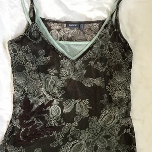 Sött linne ifrån mexx - Jättefint linne ifrån mexx, säljes för att det är för stort för mig. Står storlek XL men skulle säga att det mer är en M