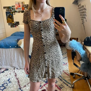 Klänning - Leopard mönstrad klänning från Hollister i storlek S, jätte fin