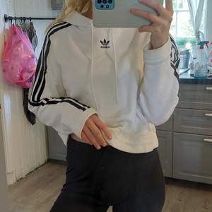 Snygg Adidas hoddie som knappt är använd, storlek s. Säljer då jag aldrig använder den. Köparen står för frakten. Skriv vid frågor! ♡