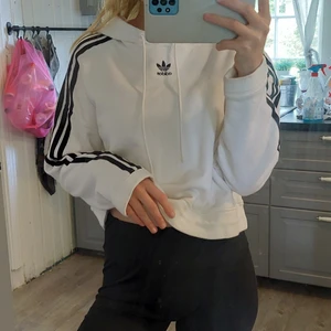 Adidas hoddie - Snygg Adidas hoddie som knappt är använd, storlek s. Säljer då jag aldrig använder den. Köparen står för frakten. Skriv vid frågor! ♡