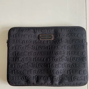 Marc Jacobs datorfodral - Svart datorfodral från Marc Jacobs.
