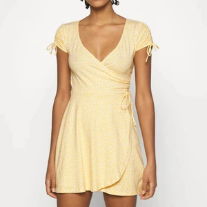 Sommarklänning - Intressekoll på denna fina hollister sommarklänning. Jättefin & jätteskön klänning med ”roush” detaljer på armarna, knyte med rosett i midjan som är fastsytt. Alltså ”kliver” man i klänningen eller drar den över huvudet. Är i storleken Xs & de är true to size. Den är slutsåld på Zalando & kostar som orginal 349 kr. Den är aldrig använd, endast provad. Lappen är kvar. Jag tar endast swish & köparen står för valfri frakt, frakten ingår inte i priset🌸