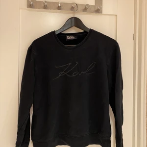 Tröja ifrån Karl Lagerfeld  - Jättefin tröja med genomskinlig rygg😍 tröjan är använd men i väldigt fint skick 🖤