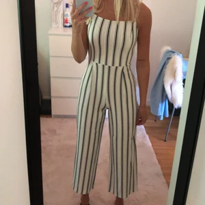 Byxdress - En byxdress i storlek S ifrån bershka. Har använts ett fåtal gånger och sälj för 150 kr. 