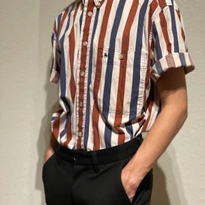 Skjorta - En snygg randig skjorta som är lite oversized, kan lätt kombineras till många typer av outfits!