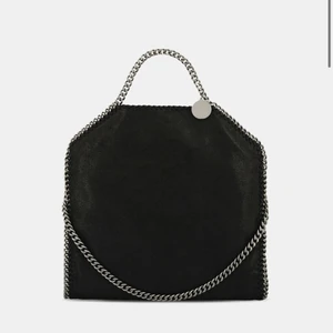 Stella McCartney falabella  - Intressekoll ang min älskade Stella McCartney falabella fold-over tote. Det är den stora modellen och är fint svart glittrigt i lädret. Äkthetsbevis tillkommer och kvitto!  Väldigt bra skick och Nypris 9140 kr, buda därför från 3500 i kommentarerna. Kan tänka mig att byta mot en annan färg! 💜🧡💚 