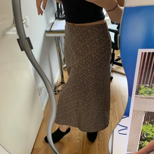 Satin kjol! 🔥 - Fin satinkjol använd fåtal gånger. Passar s-l beroende på hur man vill att den ska sitta. 🥰