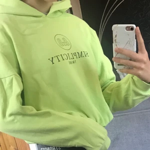 Hoodie - Säljer me neon hoodie från Gina tricot i str s. Den är knappt använd och är i jätte bra skick🥰 Köparen står för frakten