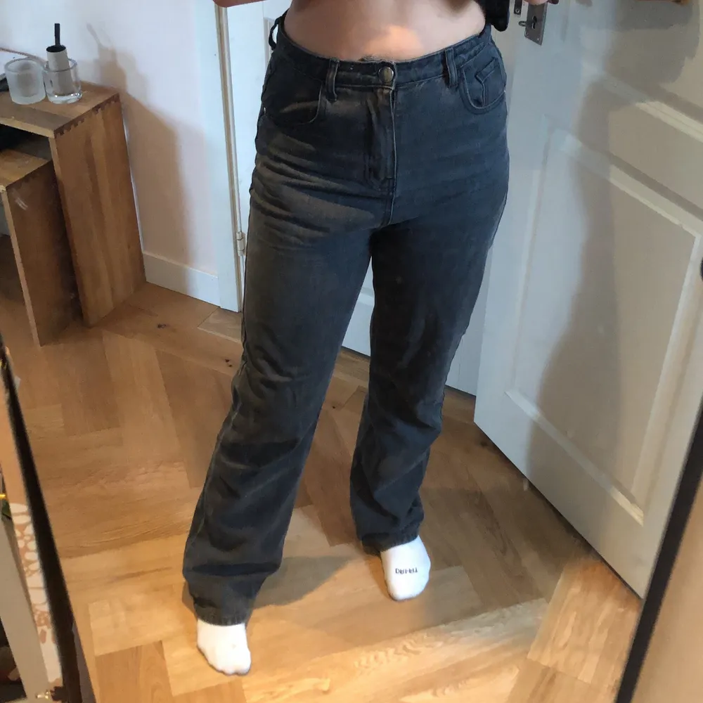 Gråa superbekväma baggy jeans, högmidjade. Sitter lite tajtare i midjan vilket jag gillar. Jag är 170 och så är längden på mig 😊. Jeans & Byxor.