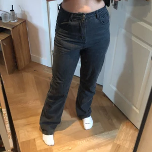 Gråa baggy jeans  - Gråa superbekväma baggy jeans, högmidjade. Sitter lite tajtare i midjan vilket jag gillar. Jag är 170 och så är längden på mig 😊