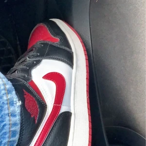 Jordans  - jag säljer mina fina jordans. Äkta. Har ingen användning av de. Om ni vill ha fler bilder skriv privat. Fin skick. !!!!SÄLJER DIREKT FÖR 1500!!!!