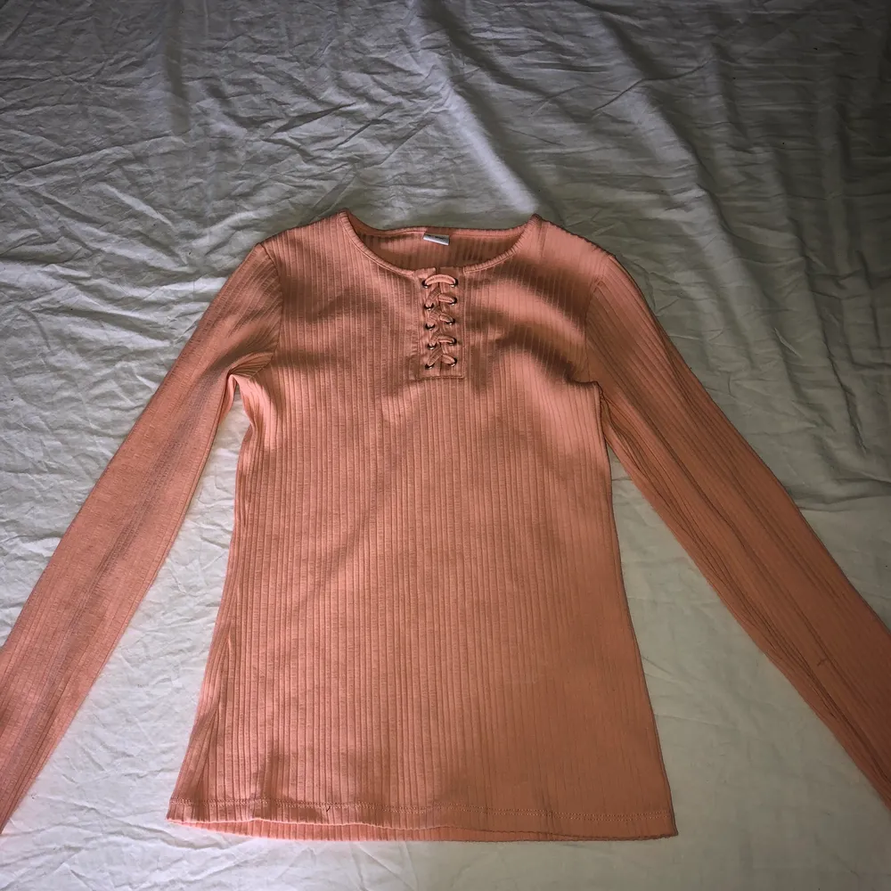 Säljer denna fina långärmade tröja som är köpt på Lindex (kids) den är storleken 146/152. Använd väldigt lite, så den är som ny. Den har en fin detalj på framsidan med snören och den har ribbat mönster. Frakt tillkommer . Tröjor & Koftor.