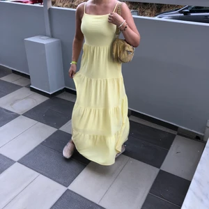 Klänning - Säljer en så fin långklänning från zara, den är endast använt en gång och är som ny💓 buda!!