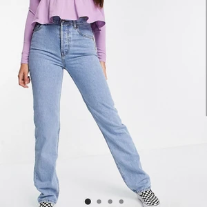 Jeans - Nya jeans från ASOS som endast använts ca 3 gånger så i helt nytt skick! Passar perfekt på mig som är 174 cm lång💙