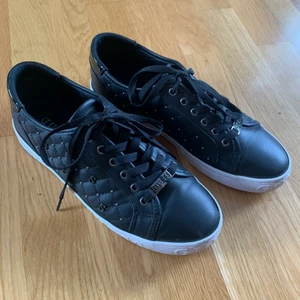 Guess skor - Svarta guess skor. Använd ett par gånger så lite slitningar men bra tillstånd. Storlek 40 och passar mig som har 40,5 i Nike skor. Det är fina detaljer på sidan som inte har slitits alls. Frakt INGÅR i priset. 