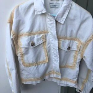 Jeansjacka från Pull&Bear - Jeansjacka från Pull&Bear. Aldrig använd. Vit med gula detaljer. Strlk small. 