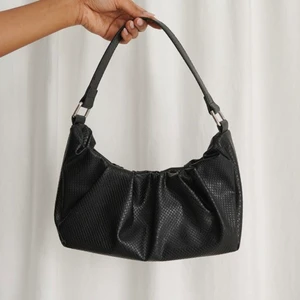 Axelväska  - Snygg axelväska från NAKD använd 1 gång, är som ny i skicket. Nypris 350kr. Frakt tillkommer💖💖