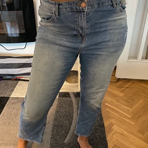 Jeans  - Jeans från River Island med ”urtvättade” detaljer. Jättefin passform och i bra skick!