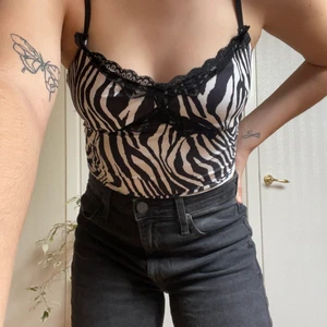 zebramönstrad topp - aldrig använd Zebramönstrad Topp från Shein! Inte min stil längre, därav säljer jag den ;) stretchigt material, justerbara axelband, och fint skick dessutom!💋 skicka i PM för frågor<3