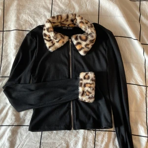 Cardigan Leopard - Kofta med fluffiga leoparddetaljer 