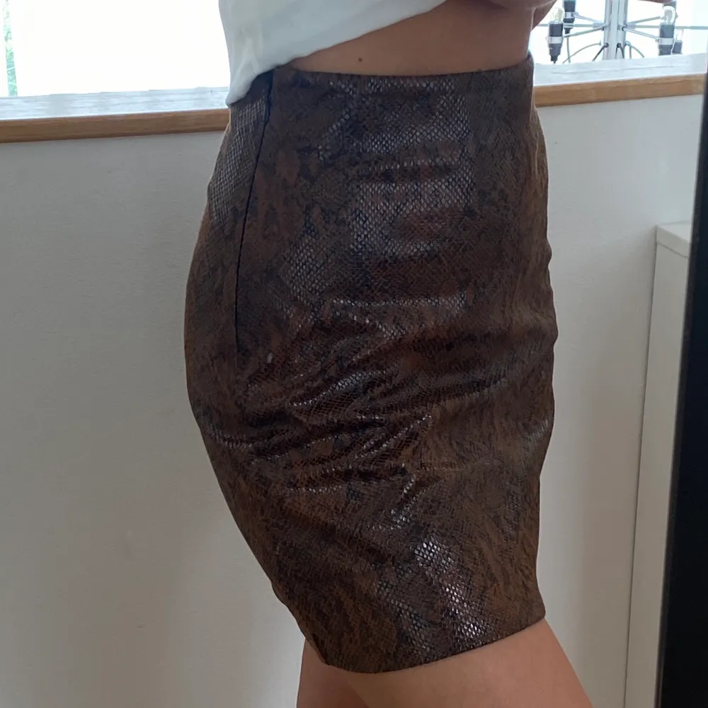 Snygg kjol i skinnimitation. Funkar både till sommar och höst!❤️ använd max 2 gånger. Kjolar.