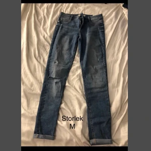 Blåa jeans - Blåa jeans med slitning i knät. Använda en gång. Bjuder på frakten