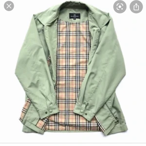 Balenciaga x Burberry Jacket - Köpt i en vintage affär i England, deras hemsida heter retroflexvintage. Köpte den in-store och den är av väldigt hög kvalité. Den är från 90/ tidigt 20-tal och därav varit svårt att hålla i kvitton. Hade jag haft kvitto hade jag förmodligen kunnat få minst 5000 för den här jackan. Jag kan skicka detaljer på knappar och dragkedjor där det står Balenciaga osv...