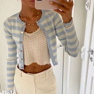 Kofta från Zara - Säljer världens finaste kofta från Zara. Storlek M men passar en XS/ S bättre. 110 kr + frakt. Vid stort intresse blir det budgivning i kommentarerna! (Lånade bilder). Tröjan är i super bra skick!💜💜