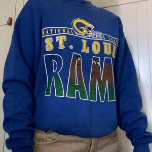 Blå sweatshirt  - Jätte snygg blå sweatshirt med coolt tryck. Köpt second hand💙