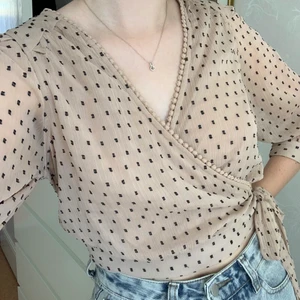 omlottblus strl S - söt omlottblus med snörning i sidan från bikbok, strl S💛 är i fint skick då den knappt är använd. köparen står för frakten