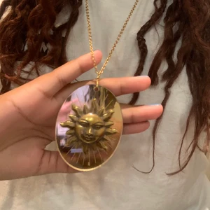 Guldigt sol halsband  - 60 cm långt guld halsband med sol motiv i fairy grunge stil. Fick den i present men säljer pga brist av användning! Jag kan mötas upp i stockholm eller posta. Pris kan alltid diskuteras!