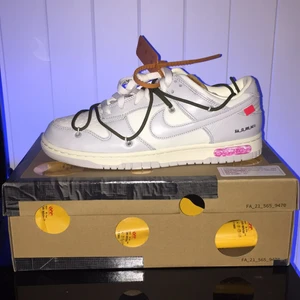 Dunk off-white lot 22/50 - Off-white dunks storlek 42, helt nya raka vägen från nike. Bud från 3200, kan diskuteras så skicka ett meddelande vid intresse!