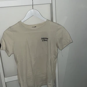 T-shirt  - En Beige t-shirt som inte änvänds längre 