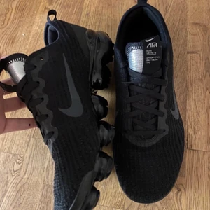Nike air vapormax  - Köpta i januari, använt fåtal gånger då de ej passar min stil. Inga hål, fläckar eller slitningar precis som nya. Kontakta gärna mig ifall du vill ha fler bilder eller så:) Köparen står för frakten!  