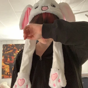 Bunny hat - Bunny hat typ:) en svart fläck på ena tassen, tror det är nagellack. Öronen rör sig när man trycker på tassarna. 