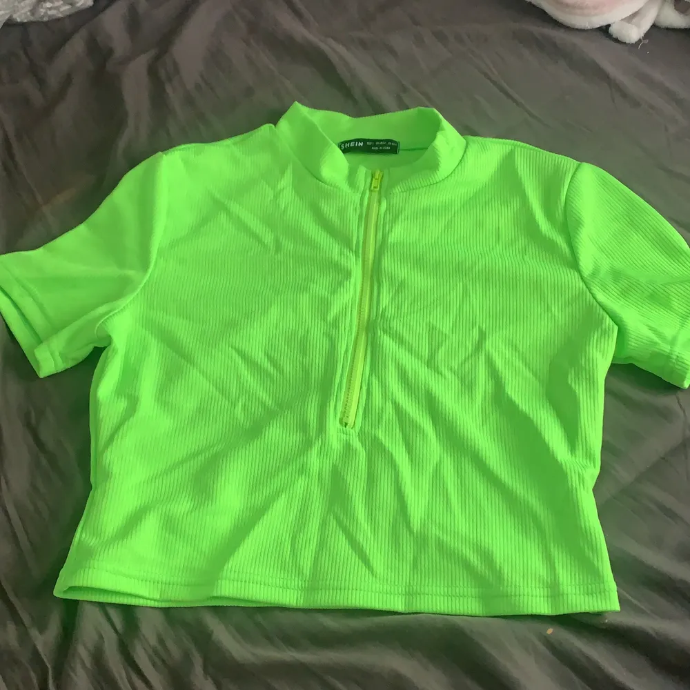 Neon grön tröja. Aldrig använd storlek L från shein. Blusar.