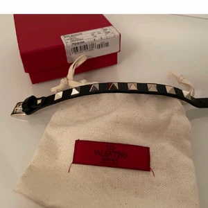 Valentino armaband - INTRESSEKOLL på mitt älskade valentino armband som jag haft i ca 1 år men sparsamt använd inga tydliga skador mer än att det blivit de klassiska märket vid spännet som givetvis inte syns när de är på!!! Buda från 900 och jag säljer ändast vid bra bud!❤️❤️❤️
