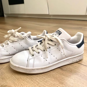 Stan smith Adidas  - Säljer mina stan smiths då dem ej kommer till användning, använda ca 3 gånger. Jättesköna, tillkommer kartong. Storlek 37.5