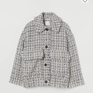 Kappa  - Säljer denna supersnygga tweed kappa från H&M, köpt förra vintern men har knappt använt den, den är i princip i nyskick.
