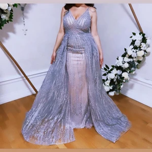 Klänning  - Strl är 40 men det går 38 går och diskutera om priset 