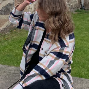 Rutig jacka  - Jacka som knappt e använd från zara med superfina färger! 