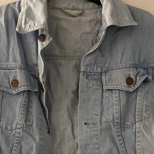 Jeans jacka  - Jeans jacka i storlek 48. Det är en L men funkar för en S/M. Rätt stretchigt material och har 2 fickor. Jag som har en L går den ner till midjan. 