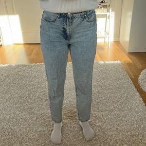 Ljusblåa mom-jeans ifrån Gina tricot, lite mörkblåa detaljer runt om jeansen (se bild 3). Jag är 165 och har storlek 36🥰