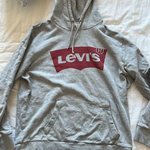 Levis hoddie  - Fint skick förutom en reva som knappt syns därav priset