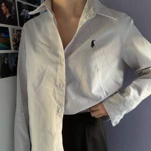 Skjorta från Ralph Lauren! Precis som förra så står det xxxl i storlek, så troligtvis är det barnstolek, men skulle säga att den är som en S :)) 