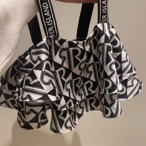 Fin tröja/blus  -  Fin volang tröja med svart vita detaljer och vita volanger ❤️