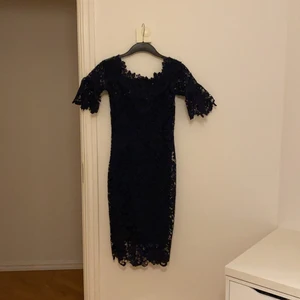 Klänning - Säljer en jättefin klänning som kommit till användning få gånger. Inga fläckar och köparen står för frakt.